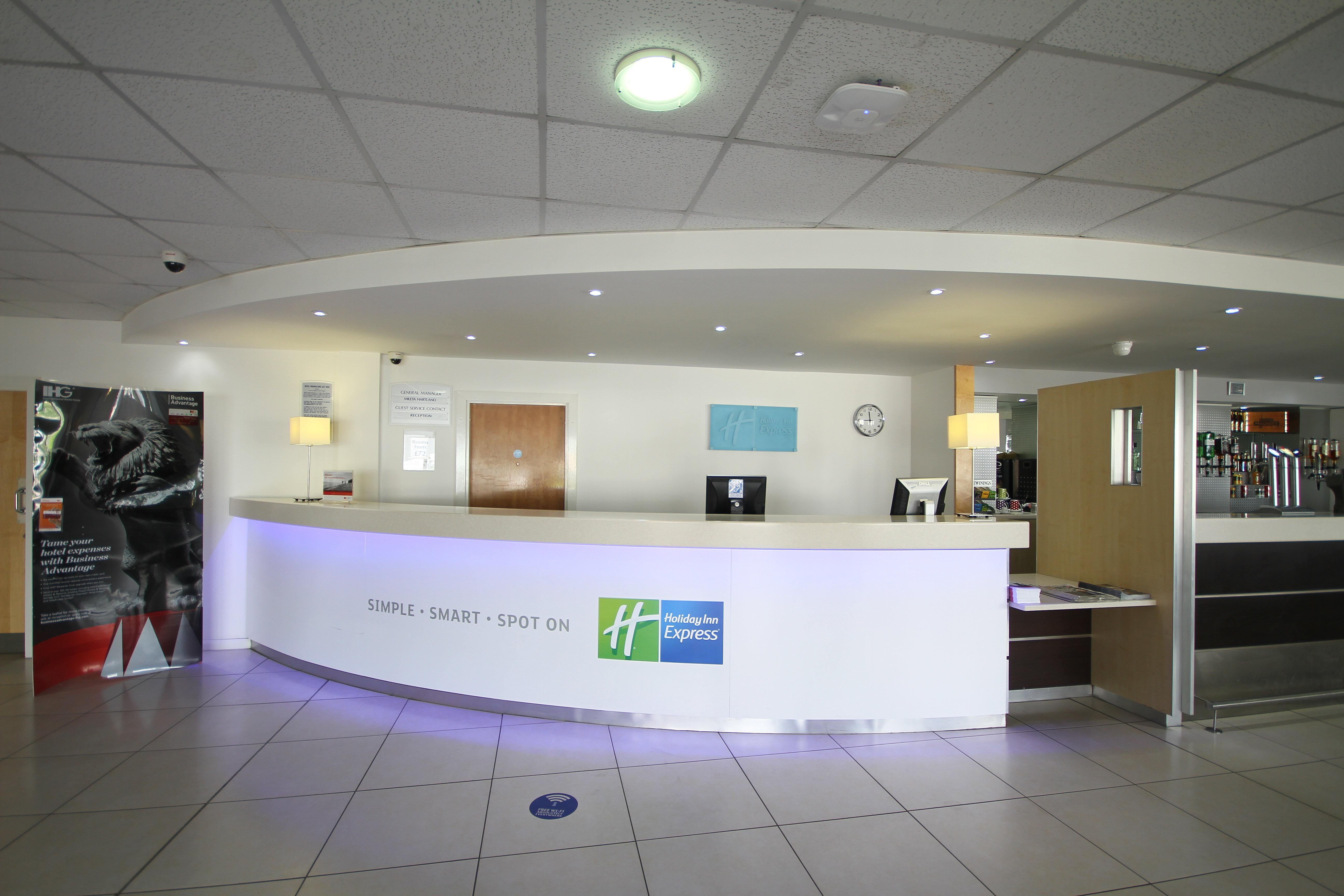Holiday Inn Express Nuneaton By Ihg Bagian luar foto