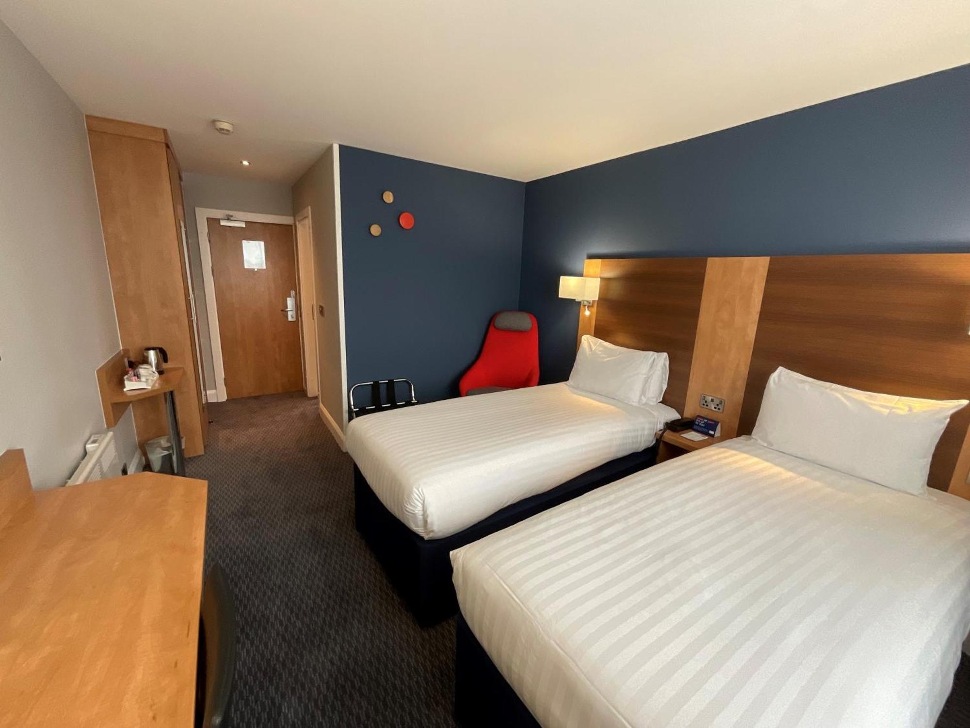 Holiday Inn Express Nuneaton By Ihg Bagian luar foto
