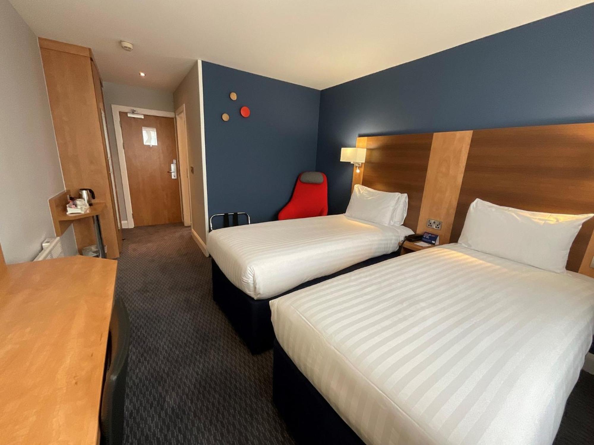Holiday Inn Express Nuneaton By Ihg Bagian luar foto