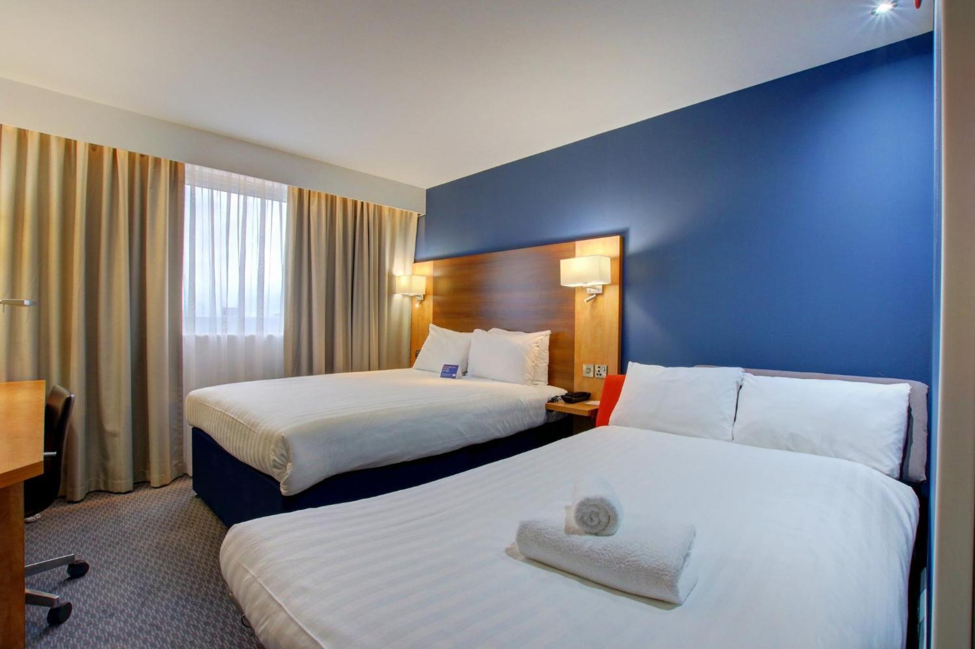 Holiday Inn Express Nuneaton By Ihg Bagian luar foto